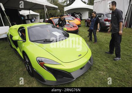 (160910) -- VANCOUVER, 9. September 2016 -- die Leute schauen sich das 2016 McLaren 675LT Spider Car beim 7. Luxus- und Supercar-Wochenende in Vancouver, Kanada, 9. September 2016 an. )(axy) CANADA-VANCOUVER-SUPER CAR-EXHIBITION LiangxSen PUBLICATIONxNOTxINxCHN 160910 Vancouver 9. September 2016 Prominente Schauen Sie SICH das 2016 McLaren Spider Car BEIM 7. Luxus- und Supercar-Wochenende in Vancouver AN. Kanada 9. September 2016 axy Canada Vancouver Super Car Exhibition LiangxSen PUBLICATIONxNOTxINxCHN Stockfoto