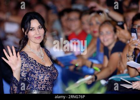 Themen der Woche Bilder des Tages Filmfestspiele Venedig - On the Milky Road Premiere (160909) -- VENEDIG, 9. September 2016 -- Schauspielerin Monica Bellucci trifft ihre Fans, als sie am 9. September 2016 zur Premiere des Films Na Mlijecnom Putu (auf der Milchstraße) beim 73. Filmfestival in Venedig (Italien) ankommt. ITALIEN-VENEDIG-FILMFESTIVAL-AUF DER MILCHSTRASSE JinxYu PUBLICATIONxNOTxINxCHN Themen die Woche Bilder das Tagesfilmfestival Venedig AUF der MILCHSTRASSE Premiere 160909 Venedig 9. September 2016 Schauspielerin Monica Bellucci trifft ihre Unterstützer, als sie zur Premiere des Films Na Mlijecnom ankommt Stockfoto