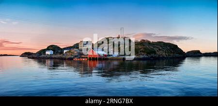 Sonnenuntergang im idyllischen Dorf Morsundet auf Harøya, Ålesund, Norwegen Stockfoto