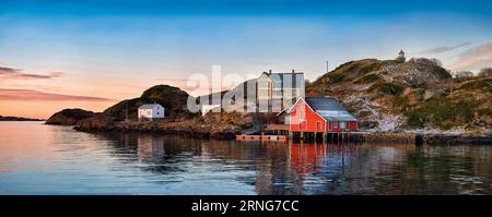 Sonnenuntergang im idyllischen Dorf Morsundet auf Harøya, Ålesund, Norwegen Stockfoto