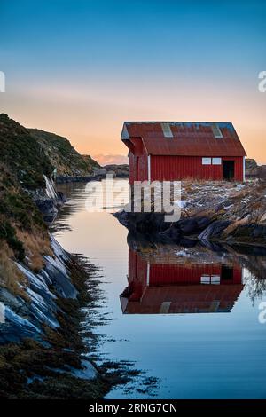 Sonnenuntergang im idyllischen Dorf Morsundet auf Harøya, Ålesund, Norwegen Stockfoto