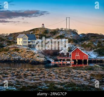 Sonnenuntergang im idyllischen Dorf Morsundet auf Harøya, Ålesund, Norwegen Stockfoto