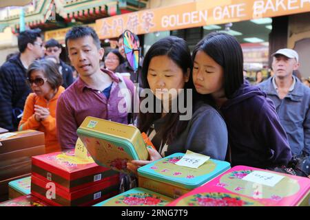 SAN FRANCISCO, 10. September 2016 -- die Besucher besuchen das 26. Jährliche Herbstmondfestival in Chinatown in San Francisco, USA, 10. September 2016. Die zweitägige Veranstaltung, die von der San Francisco Chinatown Merchants Association organisiert wird, wird das chinesische Mid-Autumn Festival feiern, das dieses Jahr am 15. September stattfindet. )(zcc) U.S.-SAN FRANCISCO-CHINA-HERBSTMONDFESTIVAL LiuxYilin PUBLICATIONxNOTxINxCHN San FRANCISCO 10. September 2016 Prominente besuchen das 26. Jährliche Herbstmondfestival in China Town in San Francisco die Vereinigten Staaten 10. September 2016 das zweitägige Event, das von San Francisco China Tow organisiert wird Stockfoto