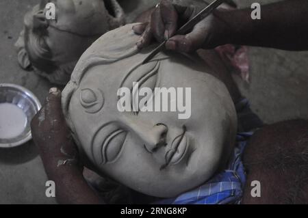 AGARTALA, 12. September 2016 -- Ein Handwerker fügt einem Tonidol der Hindu-Göttin Durga vor dem bevorstehenden Hindu-Festival Durga Puja in Agartala, der Hauptstadt des indischen nordöstlichen Bundesstaates Tripura, am 12. September 2016 Gesichtsdesign hinzu. Durga Puja ist eines der größten hinduistischen Festivals, bei dem Göttin Durga verehrt wird, die in der hinduistischen Mythologie die Macht und den Triumph des Guten über das Böse symbolisiert. (Sxk) INDIA-AGARTALA-DURGA PUJA-DURGA IDOL MAKING Stringer PUBLICATIONxNOTxINxCHN Agartala 12. September 2016 ein Handwerker fügt einem Lehnidol der Hindu-Göttin Durga vor der bevorstehenden Hindu-Festiva das Gesichtsdesign hinzu Stockfoto