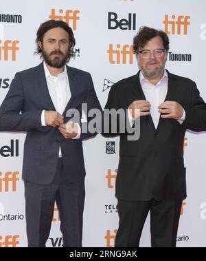 (160914) -- TORONTO, 13. September 2016 -- Schauspieler Casey Affleck (L) und Regisseur Kenneth Lonergan posieren für Fotos vor der internationalen Premiere des Films Manchester by the Sea im Princess of Wales Theater während des 41. Toronto International Film Festival in Toronto, Kanada, 13. September 2016. ) (lrz) CANADA-TORONTO-FILM FESTIVAL- MANCHESTER BY THE SEA ZouxZheng PUBLICATIONxNOTxINxCHN 160914 Toronto 13. September 2016 Schauspieler Casey Affleck l und Regisseur Kenneth Lonergan posieren für Fotos vor der internationalen Premiere des Films Manchester by the Sea IM Princess of Wales Theatre während des Stockfoto