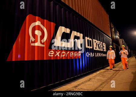 (160914) -- PEKING, 14. September 2016 -- Mitarbeiter untersuchen die Container, die der China Railway Express zwischen Zhengzhou und Europa in Zhengzhou, der Hauptstadt der zentralchinesischen Provinz Henan, am 18. August 2016 befördert. Zhengzhou ist eine der chinesischen Städte mit direkten Güterzügen nach Europa. Von Zhengzhou, einem Logistikzentrum und Verkehrsknotenpunkt in Henan, überquert der 214 Kilometer lange internationale Shuttlezug Zhengzhou-Europe die Grenze am Alataw Pass in Xinjiang, bevor er auf dem Weg nach Hamburg durch Kasachstan, Russland, Weißrussland und Polen fährt. Der Zhengzhou-Europa-Expre Stockfoto