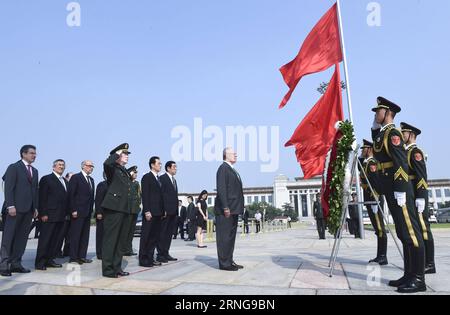 (160914) -- PEKING, 14. September 2016 -- Perus Präsident Pedro Pablo Kuczynski legt am 14. September 2016 einen Kranz zum Denkmal für die Volkshelden auf dem Tian-Anmen-Platz in Peking, der Hauptstadt Chinas. ) (wyo) CHINA-BEIJING-PERU-MONUMENT-TRIBUTE (CN) ZhangxLing PUBLICATIONxNOTxINxCHN 160914 Peking 14. September 2016 der peruanische Präsident Pedro Pablo Kuczynski legt AUF dem Tian Anmen-Platz in Peking 14. September 2016 wynoo China Beijing Peru Monument Tribut PhangxBLINXUCN Stockfoto