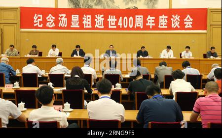 (160914) -- PEKING, 14. September 2016 -- Liu Qibao (C Back), Mitglied des Politbüros des Zentralkomitees der Kommunistischen Partei Chinas (KPCh) und des Sekretariats des Zentralkomitees der KPCh, er ist auch Leiter der Öffentlichkeitsabteilung des Zentralkomitees der KPCh und nimmt an einem Symposium Teil, um an den 400. Todestag des berühmten chinesischen Dramatikers Tang Xianzu zu zu erinnern, der als Shakespeare von China bezeichnet wird, in Peking, der Hauptstadt Chinas, 14. September 2016. ) (wyo) CHINA-BEIJING-LIU QIBAO-SYMPOSIUM-ANTIKE DRAMATIKERIN-TANG XIANZU (CN) YaoxDawei PUBLICATIONxNOTxINxCHN 160914 Peking 14. September 201 Stockfoto