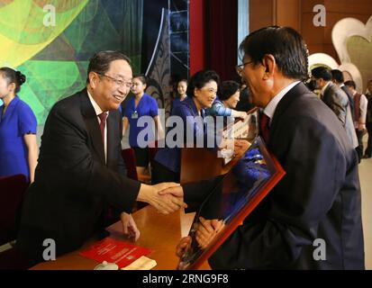 (160914) -- PEKING, 14. September 2016 -- Yu Zhengsheng (L Front), Vorsitzender des Nationalen Komitees der Politischen Konsultativen Konferenz Chinas (CPPCC), verleiht den Gruppen- und Einzelsiegern des Wettbewerbs im Rahmen einer Abschlussgala des Fünften Minderheitenkunstfestivals in Peking, Hauptstadt Chinas, 14. September 2016. ) (wyo) CHINA-BEIJING-YU ZHENGSHENG-ETHNIC ART FESTIVAL-CLOSING GALA (CN) MaxZhancheng PUBLICATIONxNOTxINxCHN 160914 Peking 14. September 2016 Yu Zheng Sheng l Front Chairman of the Chinese Celebrities S Political Consultative Conference CPPCC National Committee Prese Stockfoto