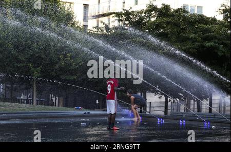 (160914) -- LONDON, 14. September 2016 -- Studenten kühlen sich am 14. September 2016 in einem Brunnen in London ab, da die Londoner mehrere Tage heißes Wetter genießen, wobei Dienstag die höchste Septembertemperatur in Großbritannien seit 1911 aufzeichnete. ) GROSSBRITANNIEN-LONDON-HEAT HanxYan PUBLICATIONxNOTxINxCHN 160914 London Sept 14 2016 Studenten kühlen sich AM 14. September 2016 in einem Brunnen in London England ab, da Londoner mehrere Tage heißes Wetter genießen, wobei am Dienstag die höchste Septembertemperatur in Großbritannien seit 1911 verzeichnet wurde. Großbritannien London Heat HanxYan PUBLICATIONxNOTxINxCHN Stockfoto