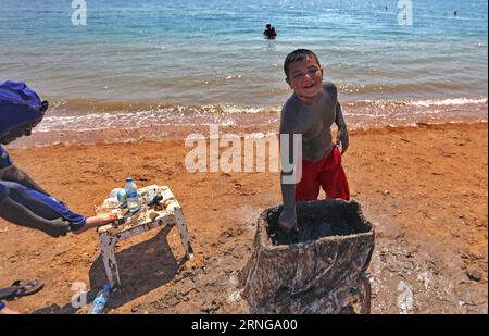 (160915) -- AMMAN, 14. September 2016 -- Touristen, die mit natürlichem Schlamm aus dem Toten Meer getränkt sind, werden am 14. September 2016 an einem Strand auf der jordanischen Seite des Toten Meeres gesehen. ) (Syq) JORDANIEN-DIE TOTE SEE-TOURISMUS MohammadxAbuxGhosh PUBLICATIONxNOTxINxCHN 160915 Amman Sept 14 2016 Touristen mit Naturschlamm aus dem Toten Meer getränkt sind Seen AN einem Strand der jordanischen Seite des Toten Meeres AM Sept 14 2016 syq Jordanien der Tourismus AM Toten Meer MohammadxAbuxGhosh PUBLTxCHION Stockfoto