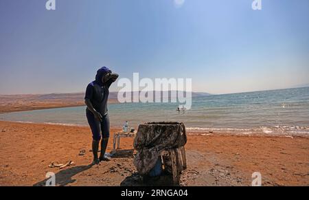 (160915) -- AMMAN, 14. September 2016 -- Ein mit natürlichem Schlamm aus dem Toten Meer getönter Tourist wird am 14. September 2016 an einem Strand auf der jordanischen Seite des Toten Meeres gesehen. ) (Syq) JORDANIEN-DIE TOTE SEE-TOURISMUS MohammadxAbuxGhosh PUBLICATIONxNOTxINxCHN 160915 Amman 14. September 2016 ein Tourist getauft mit Naturschlamm aus dem Toten Meer IST Seen AN einem Strand der jordanischen Seite des Toten Meeres AM 14. September 2016 syq Jordanien der Tourismus MohammadxAbuxGhosh PUxBLTIN Stockfoto