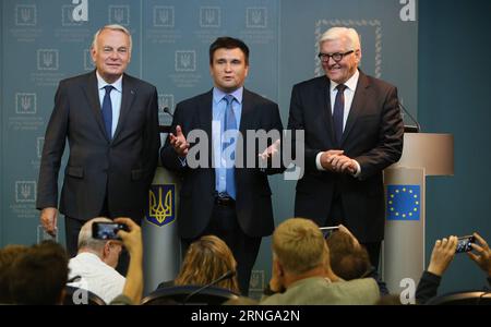 (160915) -- KIEW, 14. September 2016 -- (von L bis R) der französische Außenminister Jean-Marc Ayrault, der ukrainische Außenminister Pavlo Klimkin und der deutsche Außenminister Frank-Walter Steinmeier nehmen am 14. September 2016 an einer Pressekonferenz in Kiew, der Hauptstadt der Ukraine, Teil. Der Besuch der deutschen und französischen Außenminister am Mittwoch forderte die Konfliktparteien in der Ostukraine auf, die im Minsker Waffenstillstandsabkommen vorgesehenen Maßnahmen vollständig umzusetzen, um den Weg für eine friedliche Lösung der Krise zu ebnen. ) (Syq) UKRAINE-KIEW-DEUTSCHLAND-FRANKREICH-FM-PRESSEKONFERENZ Sergei PUBLICATIONxNOTxINxCHN 160915 Kiew Sept Stockfoto