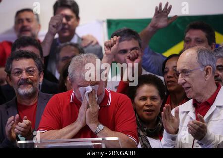 (160915) -- SAO PAULO, 15. September 2016 -- der ehemalige brasilianische Präsident Luiz Inacio Lula da Silva reagiert am 15. September 2016 auf einer Pressekonferenz zu den Korruptionsvorwürfen gegen ihn in Sao Paulo, Brasilien. Der Präsident der brasilianischen Arbeiterpartei (PT) Rui Falcao sagte am Mittwoch, dass Anschuldigungen gegen den ehemaligen Präsidenten Luiz Inacio Lula da Silva eine weitere Folge von Verfolgung seien und ein Versuch seien, Lula davon abzuhalten, 2018 für den Präsidenten zu kandidieren. Am Mittwoch beschuldigten die Ermittler Lula, der von 2003 bis 2010 Präsident war, einen riesigen Korruptionsring bei der brasilianischen Ölgesellschaft geführt zu haben Stockfoto