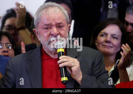 (160915) -- SAO PAULO, 15. September 2016 -- der ehemalige brasilianische Präsident Luiz Inacio Lula da Silva reagiert am 15. September 2016 auf einer Pressekonferenz zu den Korruptionsvorwürfen gegen ihn in Sao Paulo, Brasilien. Der Präsident der brasilianischen Arbeiterpartei (PT) Rui Falcao sagte am Mittwoch, dass Anschuldigungen gegen den ehemaligen Präsidenten Luiz Inacio Lula da Silva eine weitere Folge von Verfolgung seien und ein Versuch seien, Lula davon abzuhalten, 2018 für den Präsidenten zu kandidieren. Am Mittwoch beschuldigten die Ermittler Lula, der von 2003 bis 2010 Präsident war, einen riesigen Korruptionsring bei der brasilianischen Ölgesellschaft geführt zu haben Stockfoto