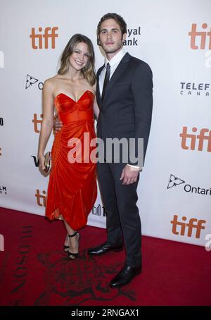 (160918) -- TORONTO, 17. September 2016 -- Schauspieler Blake Jenner(R) und Ehefrau Melissa Benoist posieren für Fotos vor der Uraufführung des Abschlussfilms The Edge of Seventeen in der Roy Thomson Hall während des 41. Toronto International Film Festivals in Toronto, Kanada, 17. September 2016. ) (yy) CANADA-TORONTO-TIFF-CLOSING FILM-THE EDGE OF SIEBZEHN ZouxZheng PUBLICATIONxNOTxINxCHN Toronto Sept 17 2016 Schauspieler Blake Jenner r und Frau Melissa Benoist posieren für Fotos vor der Weltpremiere des CLOSING Film The Edge of Seventeen in der Roy Thomson Hall während des 41. Toronto International Film Festivals in Stockfoto