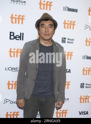 (160918) -- TONRONTO, 17. September 2016 -- der südkoreanische Filmregisseur Kim Jee-woon posiert für Fotos vor der nordamerikanischen Premiere des Films The Age of Shadows im Princess of Wales Theater während des 41. Toronto International Film Festival in Toronto, Kanada, 17. September 2016. ) (yy) CANADA-TORONTO-TIFF-THE AGE OF SHADOWS ZouxZheng PUBLICATIONxNOTxINxCHN 17. September 2016 der südkoreanische Filmregisseur Kim Jee Woon posiert für Fotos vor der nordamerikanischen Premiere des Films The Age of Shadows IM Princess of Wales Theatre während des 41. Toronto International Film Festivals in Toronto, Kanada. September Stockfoto