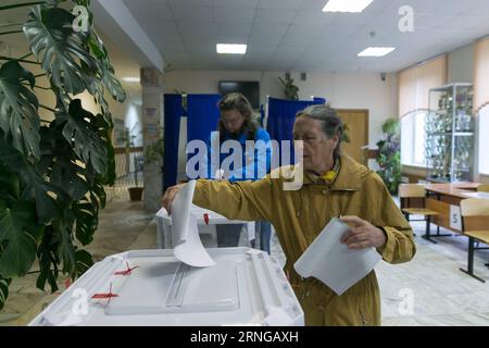 (160918) -- MOSKAU, 18. Sept. 2016 -- am 18. Sept. 2016 wählen die Menschen in einer Wahlstation in Moskau, der Hauptstadt Russlands. Die Wahl der 7. Russischen Staatsduma begann am frühen Sonntag, berichtete die russische Nachrichtenagentur TASS. ) (wtc) RUSSLAND-MOSKAU-DUMA-WAHL BaixXueqi PUBLICATIONxNOTxINxCHN Moskau 18. September 2016 Prominente STIMMEN AUF einer Wahlstation in der russischen Hauptstadt Moskau AM 18. September 2016 die WAHL der 7. STAATSDUMA Russlands begann AM frühen Sonntag die russische Nachrichtenagentur TASS berichtete WTC Russland Moskau DUMA WAHL Baixueqi PUBLTINxION Stockfoto