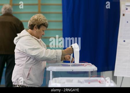 (160918) -- MOSKAU, 18. Sept. 2016 -- am 18. Sept. 2016 wählen die Menschen in einer Wahlstation in Moskau, der Hauptstadt Russlands. Die Wahl der 7. Russischen Staatsduma begann am frühen Sonntag, berichtete die russische Nachrichtenagentur TASS. ) (wtc) RUSSLAND-MOSKAU-DUMA-WAHL BaixXueqi PUBLICATIONxNOTxINxCHN Moskau 18. September 2016 Prominente STIMMEN AUF einer Wahlstation in der russischen Hauptstadt Moskau AM 18. September 2016 die WAHL der 7. STAATSDUMA Russlands begann AM frühen Sonntag die russische Nachrichtenagentur TASS berichtete WTC Russland Moskau DUMA WAHL Baixueqi PUBLTINxION Stockfoto