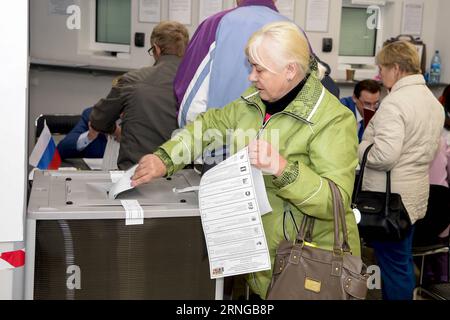 (160918) -- NARVA, 18. September 2016 -- Eine Frau gibt ihre Stimmzettel im Generalkonsulat der Russischen Föderation in Narva, Estland, 18. September 2016 ab. Die Wahl der 7. Russischen Staatsduma begann am frühen Sonntag, berichtete die russische Nachrichtenagentur TASS. ) ESTLAND-NARVA-RUSSLAND-DUMA-WAHL SergeixStepanov PUBLICATIONxNOTxINxCHN Narva 18. September 2016 eine Frau wirft ihre Stimmzettel IM Generalkonsulat der Russischen Föderation in Narva Estland 18. September 2016 die WAHL der 7. STAATSDUMA Russlands begann AM frühen Sonntag die Russische Nachrichtenagentur TASS berichtete Estland Narva Russland DUMA WAHL Sergeixanov PU Stockfoto