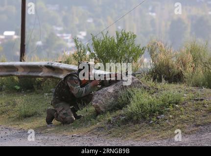 (160918) -- SRINAGAR, 18. September 2016 -- ein indischer Armeesoldat nimmt Position in der Nähe der Militärbasis ein, die von Militanten in der Garnisonsstadt URI angegriffen wurde, etwa 109 km nordwestlich von Srinagar, der Sommerhauptstadt des von Indianern kontrollierten Kaschmirs, 18. September 2016. Mindestens 17 indische Soldaten wurden getötet und über 20 weitere wurden am Sonntag bei einem Selbstmordanschlag auf eine indische Militärbasis in der Nähe von Line of Control (Loc), die Kaschmir teilte, verwundet. (Djj) KASCHMIR-SRINAGAR-MILITÄRSTÜTZENANGRIFF JavedxDar PUBLICATIONxNOTxINxCHN Srinagar 18. September 2016 auf Indische Armee Soldat nimmt Position in der Nähe der Militar Stockfoto