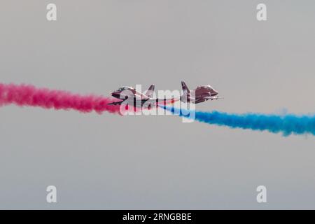 Bournemouth, Dorset, Großbritannien, Freitag, 1. September 2023. Das Red Arrows Display-Team führt am ersten Tag des Bournemouth Air Festivals bei strahlender Nachmittagssonne High-Speed-Kunstflüge durch. Quelle: Paul Biggins/Alamy Live News Stockfoto