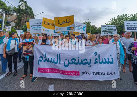 Haifa, Israel - 31. August 2023: Frauen bilden Friedensgruppe, Teil des protestmarsches der Toten gegen steigende Gewalt und Mordrate in der arabischen soc Stockfoto