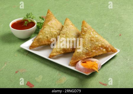 Frische und knusprige Gemüse-Samosa mit Tomatensauce Stockfoto