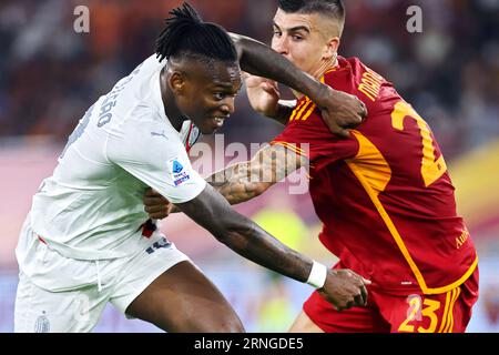 Rom, Italien. September 2023. Rafael Leao aus Mailand (L) schlägt den Ball mit Gianluca Mancini aus Rom (R) während der italienischen Meisterschaft Serie A Fußballspiel zwischen AS Roma und AC Mailand am 1. September 2023 im Stadio Olimpico in Rom, Italien - Foto Federico Proietti/DPPI Credit: DPPI Media/Alamy Live News Stockfoto