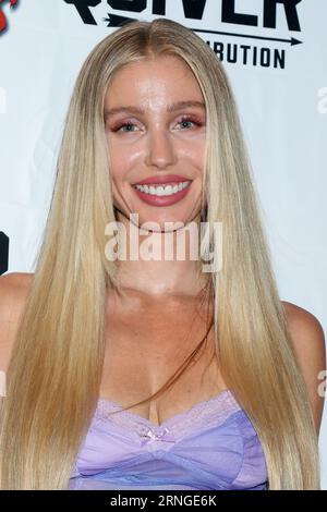 LOS ANGELES - AUG 30: Arielle Raycene bei der Trauma-Therapie - Psychose LA Screening am Fine Arts Theater am 30. August 2023 in Beverly Hills, CA Stockfoto