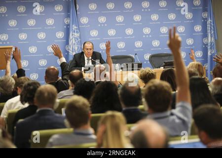 Bilder des Tages (160923) -- VEREINTEN NATIONEN, 23. September 2016 -- der russische Außenminister Sergej Lawrow nimmt an einer Pressekonferenz Teil, nachdem er sich am 23. September 2016 an der Generaldebatte der UN-Generalversammlung im UN-Hauptquartier in New York gewandt hatte. Die Grundlage der weltweiten Stabilität wird zerstört, warnte Lawrow am Freitag in der UN-Generalversammlung und beschuldigte eine ungenannte arrogante Supermacht, einseitig gefährliche Lösungen für die komplexesten Konflikte und Krisen voranzutreiben. ) WangxYing PUBLICATIONxNOTxINxCHN Images The Day United Nations Sept 23 2016 Russischer Außenminister Stockfoto