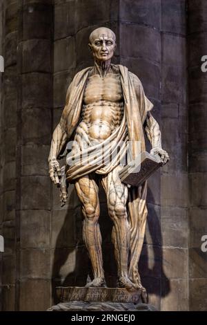 Statue von St.. Bartholomäus, einer von 12 Aposteln. Im Inneren des Doms von Mailand - Mailand, Italien. August 2023 Stockfoto