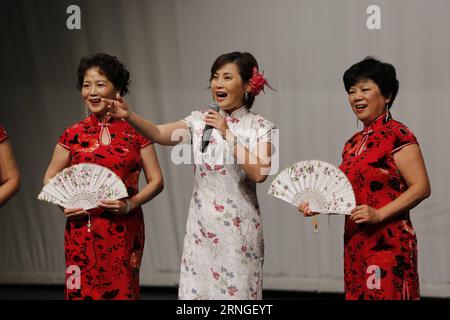 CHICAGO, 24. September 2016 -- Frauen aus der chinesischen Gemeinde singen am 24. September 2016 chinesisches Volkslied an der Whitney Young Magnet High School in Chicago, USA. Hunderte Schüler von Grund- und Oberschulen in Chicago versammelten sich am Samstag in der Whitney Young Magnet High School, um beim Chinesischen Kulturfestival einen Schluck traditioneller chinesischer Kultur zu genießen. (wtc) U.S.-CHICAGO-CHINESE CULTURAL FESTIVAL WangxPing PUBLICATIONxNOTxINxCHN Chicago 24. September 2016 Frauen aus der lokalen chinesischen Gemeinschaft singen chinesisches Volkslied AUF DER Whitney Young Magnet High School in Chicago, USA AUF SE Stockfoto