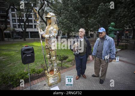 Lebendige Statue in Buenos Aires, Argentinien (160925) -- BUENOS AIRES, 25. September 2016 -- Besucher sehen einen Künstler von menschlichen lebendigen Statuen, der für den 17. Nationalen Wettbewerb lebender Statuen in Buenos Aires, Argentinien, am 24. September 2016 auftritt. )(zf) ARGENTINA-BUENOS AIRES-SOCIETY-EVENT MARTINxZABALA PUBLICATIONxNOTxINxCHN Live-Statuen in Buenos Aires Argentinien Buenos Aires September 25 2016 Besucher Blick auf Künstler des menschlichen Lebens Statuen, die für den 17. Nationalen Wettbewerb der lebenden Statuen in Buenos Aires Argentinien AM 24. September 2016 auftreten ZF Argentina Buenos Aires Society Event MartinXZabala PUBLIC Stockfoto