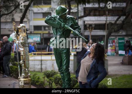 Lebendige Statue in Buenos Aires, Argentinien (160925) -- BUENOS AIRES, 25. September 2016 -- Besucher sehen einen Künstler von menschlichen lebendigen Statuen, der für den 17. Nationalen Wettbewerb lebender Statuen in Buenos Aires, Argentinien, am 24. September 2016 auftritt. )(zf) ARGENTINA-BUENOS AIRES-SOCIETY-EVENT MARTINxZABALA PUBLICATIONxNOTxINxCHN Live-Statuen in Buenos Aires Argentinien Buenos Aires September 25 2016 Besucher Blick auf Künstler des menschlichen Lebens Statuen, die für den 17. Nationalen Wettbewerb der lebenden Statuen in Buenos Aires Argentinien AM 24. September 2016 auftreten ZF Argentina Buenos Aires Society Event MartinXZabala PUBLIC Stockfoto