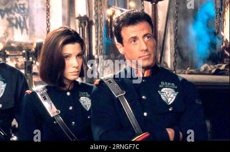 DEMOLITION MAN 1993 Warner Bros. Film mit Sylvester Stallone und Sandra Bullock Stockfoto