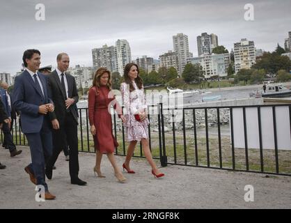 (160926) -- VANCOUVER, 26. September 2016 -- der britische Prinz William (2. L, Front), der Duke of Cambridge, und Kate (1. R, Front), die Herzogin von Cambridge, gehen mit dem kanadischen Premierminister Justin Trudeau (1. L, Front) und Justins Frau Sophie in Vancouver, Kanada, 25. September 2016. Der britische Prinz William und seine Frau Kate, der Duke und die Herzogin von Cambridge, besuchten Vancouver während ihrer zweiten Tagestour in British Columbia. Dies ist das zweite Mal, dass Prinz William Vancouver seit 1998 besucht. (zw) CANADA-VANCOUVER-BRITAIN-PRINCE WILLIAM-VISIT LiangxSen PUBLICATIONxNOTxINxCHN Vancouver SE Stockfoto