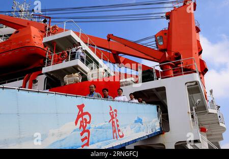 (160926) -- SHANGHAI, 26. September 2016 -- Mitglieder des chinesischen Arktis-Expeditionsteams steigen vom Eisbrecher Xuelong aus, nachdem sie am 26. September 2016 nach Shanghai, Ostchina, zurückgekehrt sind. Chinas siebte arktische Expedition mit dem chinesischen Eisbrecher Xuelong kehrte am Montag nach einer 78-tägigen Mission zu seiner Forschungsbasis in Shanghai zurück. (Ry) CHINA-SHANGHAI-ARCTIC EXPEDITIONSTEAM-RETURN (CN) ZhangxJiansong PUBLICATIONxNOTxINxCHN Shanghai Sept 26 2016 Mitglieder des Chinese Arctic Expedition Teams steigen aus dem Eisbrecher XUELONG, nachdem sie nach Shanghai East China Sept 26 2016 China S Siebte Arktis-Expedition mit dem C zurückgekehrt sind Stockfoto