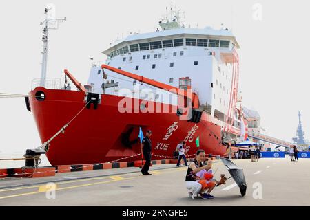 (160926) -- SHANGHAI, 26. September 2016 -- Menschen nehmen Selfie vor dem chinesischen Eisbrecher Xuelong in Shanghai, Ostchina, 26. September 2016. Chinas siebte arktische Expedition mit dem chinesischen Eisbrecher Xuelong kehrte am Montag nach einer 78-tägigen Mission zu seiner Forschungsbasis in Shanghai zurück. (Ry) CHINA-SHANGHAI-ARCTIC EXPEDITIONSTEAM-RETURN (CN) ZhangxJiansong PUBLICATIONxNOTxINxCHN Shanghai Sept 26 2016 Prominente nehmen Selfie vor dem chinesischen Eisbrecher XUELONG in Shanghai Ostchina Sept 26 2016 China S Siebte Arktis-Expedition mit dem chinesischen Eisbrecher XUELONG kehrte zu seinem R zurück Stockfoto