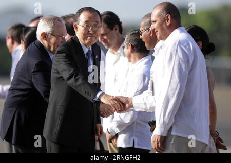 (160926) -- CARTAGENA, 26. September 2016 -- der Generalsekretär der Vereinten Nationen, Ban Ki-moon (L, Front), wird bei seiner Ankunft in Cartagena de Indias, Kolumbien, am 26. September 2016 begrüßt. Der kolumbianische Präsident Juan Manuel Santos und der Spitzenführer der Revolutionären Streitkräfte Kolumbiens (FARC) Timoleon Jimenez werden am Montag das im August in Havanna vereinbarte Friedensabkommen förmlich unterzeichnen. Diego Pineda/) (jp) (ah) OBLIGATORISCHE GUTSCHRIFT KEIN ARCHIV-KEIN VERKAUF REDAKTIONELLE VERWENDUNG NUR KOLUMBIEN AUS COLOMBIA-CARTAGENA-FARC-POLITICS-EVENT COLPRENSA PUBLICATIONxNOTxINxCHN Cartagena Sept 26 2016 The United Nations SE Stockfoto