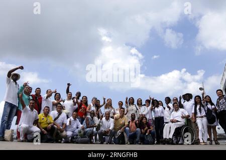 (160926) -- CARTAGENA, 26. September 2016 -- Opfer des Konflikts zwischen der kolumbianischen Regierung und den Revolutionären Streitkräften Kolumbiens (FARC), die aus Cali und nahegelegenen Orten kommen, posieren bei ihrer Ankunft in Cartagena de Indias, Kolumbien, am 26. September 2016. Der kolumbianische Präsident Juan Manuel Santos und der Spitzenführer der Rebellengruppe Timoleon Jimenez unterzeichneten am Montagnachmittag in Cartagena einen historischen Friedensvertrag, der einen 52-jährigen Konflikt beendete. (JP) (AH) OBLIGATORISCHE GUTSCHRIFT KEIN ARCHIV-KEIN VERKAUF REDAKTIONELLE VERWENDUNG NUR KOLUMBIEN AUS COLOMBIA-CARTAGENA-FARC-PEACE DEAL COLPRENSA PUBLICATIONXNOTXINX Stockfoto