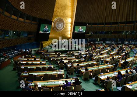 (160926) -- VEREINTEN NATIONEN, 26. September 2016 -- Foto vom 26. September 2016 zeigt den Schauplatz der 71. Tagung der hochrangigen Generaldebatte der Generalversammlung der Vereinten Nationen (UNGA) im Hauptquartier der Vereinten Nationen in New York. Die 71. Tagung der UNGA schloss am Montag ihre jährliche allgemeine Aussprache auf hoher Ebene ab, in der die Diskussionen über eine Vielzahl von Themen zum Klimawandel, zu Flüchtlingen und Migranten sowie zu Frieden und Entwicklung abgeschlossen wurden. ) UN-GENERALVERSAMMLUNG, ALLGEMEINE AUSSPRACHE, ABSCHLUSS LixMuzi PUBLICATIONxNOTxINxCHN Vereinte Nationen September 26 2016 Foto vom 26 2016. September zeigt die Szene des 71 Stockfoto