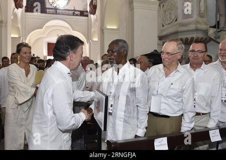 (160926) -- CARTAGENA, 26. September 2016 -- das Bild des kolumbianischen Ratsvorsitzes zeigt, wie der kolumbianische Präsident Juan Manuel Santos (L-Front) am 26. September 2016 in Cartagena de Indias, Kolumbien, mit dem ehemaligen Generalsekretär der Vereinten Nationen, Kofi Annan, die Hände schüttelt. Santos und Timoleon Jimenez, der Spitzenführer der Rebellengruppe, unterzeichneten am Montagnachmittag in Cartagena einen historischen Friedensvertrag, der einen 52-jährigen Konflikt beendete. Cesar Carrion/Kolumbiens Vorsitz) (jp) (ah) KOLUMBIEN-CARTAGENA-FARC-FRIEDENSABKOMMEN KOLUMBIEN?SxPRESIDENCY PUBLICATIONxNOTxINxCHN Cartagena Sept 26 2016 Bild von The Colom Stockfoto