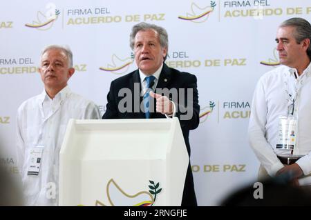 (160926) -- CARTAGENA, 26. September 2016 -- das Bild des kolumbianischen Ratsvorsitzes zeigt Luis Almagro (C), Generalsekretär der Organisation amerikanischer Staaten (OAS), eine Rede während eines Treffens in Cartagena, Kolumbien, am 26. September 2016. Der kolumbianische Präsident Juan Manuel Santos und der Oberbefehlshaber der Revolutionären Streitkräfte Kolumbiens (FARC), Timoleon Jimenez, unterzeichneten am Montagnachmittag in Cartagena ein historisches Friedensabkommen, das einen 52-jährigen Konflikt beendete. (jp) (ah) KOLUMBIEN-CARTAGENA-FARC-FRIEDENSABKOMMEN KOLUMBIEN SxPRESIDENCY PUBLICATIONxNOTxINxCHN Cartagena Sept 26 201 Stockfoto