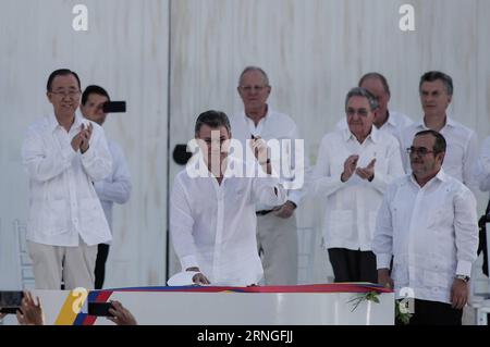 (160926) -- CARTAGENA, 26. September 2016 -- der kolumbianische Präsident Juan Manuel Santos (C, Front) unterzeichnet am 26. September 2016 in Cartagena, Kolumbien, das endgültige Friedensabkommen zwischen der kolumbianischen Regierung und den Revolutionären Streitkräften Kolumbiens (FARC). Der kolumbianische Präsident Juan Manuel Santos und der FARC-Oberbefehlshaber Timoleon Jimenez unterzeichneten am Montagnachmittag in Cartagena einen historischen Friedensvertrag, der einen 52-jährigen Konflikt beendete. (ce) KOLUMBIEN-CARTAGENA-FARC-FRIEDENSABKOMMEN JhonxPaz PUBLICATIONxNOTxINxCHN Cartagena, September 26 2016, kolumbianischer Präsident Juan Manuel Santos C Front unterzeichnet die Stockfoto