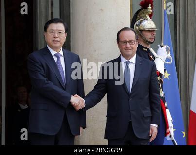 Zhang Dejiang (L), Vorsitzender des Ständigen Ausschusses des Nationalen Volkskongresses Chinas, trifft sich mit dem französischen Präsidenten Francois Hollande in Paris, Frankreich, am 26. September 2016. Auf Einladung des französischen Präsidenten der Nationalversammlung Claude Bartolone und des Senatspräsidenten Gerard Larcher reiste Zhang Dejiang vom 24. Bis 27. September vier Tage lang nach Frankreich. (Zkr) FRANCE-PARIS-ZHANG DEJIANG-VISIT JuxPeng PUBLICATIONxNOTxINxCHN Zhang Dejiang l Vorsitzender des Thing Committee of China S National Celebrities S Congress trifft sich mit dem französischen Präsidenten Francois Hollande IM September 26 2016 in Paris, Frankreich, IM Invit Stockfoto