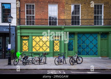 England, Vereinigtes Königreich, 2. November 2022, Blick auf Fahrräder, die auf dem Bürgersteig vor einem Gebäude an der 4. William Street geparkt sind Stockfoto
