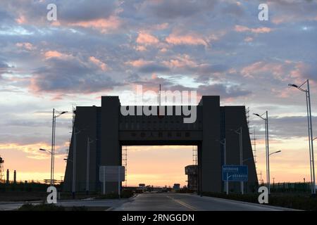 (160928) -- URUMQI, 28. September 2016 -- das chinesisch-kasachische Boder-Tor ist am Alataw-Pass in der nordwestchinesischen autonomen Region Xinjiang Uygur, 28. Juli 2016, zu sehen. Chinas westlichste autonome Region Xinjiang Uygur wird nach der Einführung des Seidenstraßenwirtschaftsgürtels besser mit der internationalen Gemeinschaft verbunden. Das Handelsvolumen am Alataw Pass, dem größten Landhafen der Region an der kasachischen Grenze, erreichte 2014 25 Millionen Tonnen, nach einem durchschnittlichen jährlichen Wachstum von 27 Prozent seit 1991. ) (Zkr) CHINA-XINJIANG-ALATAW PASS(CN) ZhuxXiang PUBLICATIONxNOTxINxCHN Ürümqi September 28 Stockfoto