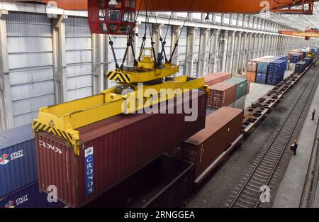 (160928) -- ÜRÜMQI, 28. September 2016 -- Ein Gantry-Kranich transportiert einen Container auf einen Zug am Alataw Pass in der autonomen Region Xinjiang Uygur im Nordwesten Chinas, 28. Juli 2016. Chinas westlichste autonome Region Xinjiang Uygur wird nach der Einführung des Seidenstraßenwirtschaftsgürtels besser mit der internationalen Gemeinschaft verbunden. Das Handelsvolumen am Alataw Pass, dem größten Landhafen der Region an der kasachischen Grenze, erreichte 2014 25 Millionen Tonnen, nach einem durchschnittlichen jährlichen Wachstum von 27 Prozent seit 1991. ) (Zkr) CHINA-XINJIANG-ALATAW PASS(CN) ZhaoxGe PUBLICATIONxNOTxINxCHN Stockfoto