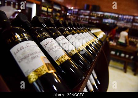 (160928) -- URUMQI, 28. September 2016 -- Wein aus Georgien wird in einem Geschäft in der Bonded Zone in der Stadt Alataw Pass, Nordwestchinas autonome Region Xinjiang Uygur, 28. Juli 2016 gesehen. Chinas westlichste autonome Region Xinjiang Uygur wird nach der Einführung des Seidenstraßenwirtschaftsgürtels besser mit der internationalen Gemeinschaft verbunden. Das Handelsvolumen am Alataw Pass, dem größten Landhafen der Region an der kasachischen Grenze, erreichte 2014 25 Millionen Tonnen, nach einem durchschnittlichen jährlichen Wachstum von 27 Prozent seit 1991. ) (Zkr) CHINA-XINJIANG-ALATAW PASS(CN) ZhaoxGe PUBLICATIONxNOTxINxCH Stockfoto